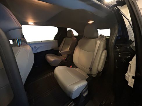Used 2025 Toyota Sienna XLE image 13