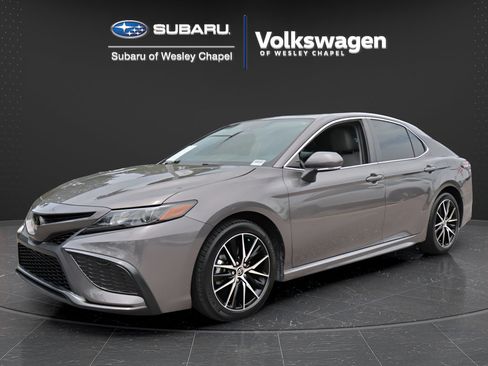 Used 2023 Toyota Camry SE w/ Cold Weather Package FWD image 3