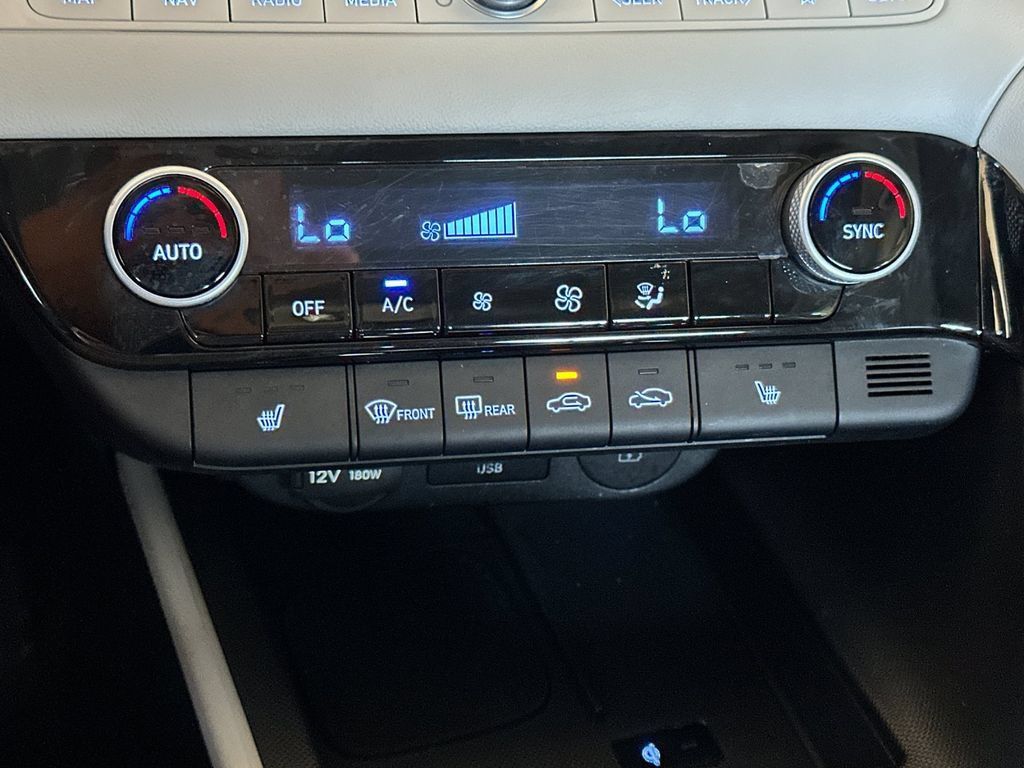Used 2025 Hyundai Elantra Limited FWD image 19