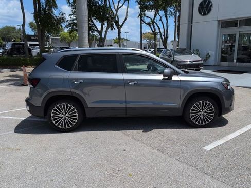 Used 2025 Volkswagen Taos SE w/ Panoramic Sunroof Package FWD image 8