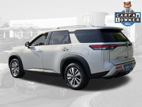 Used 2025 Nissan Pathfinder SL FWD image 3