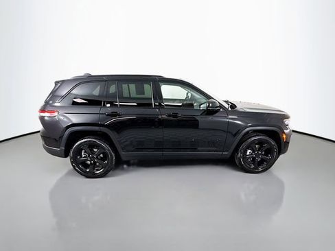 Used 2023 Jeep Grand Cherokee Limited w/ Luxury Tech Group II image 8