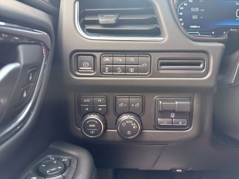 Used 2022 Chevrolet Tahoe Z71 w/ Z71 Off-Road Package AWD/4WD image 21