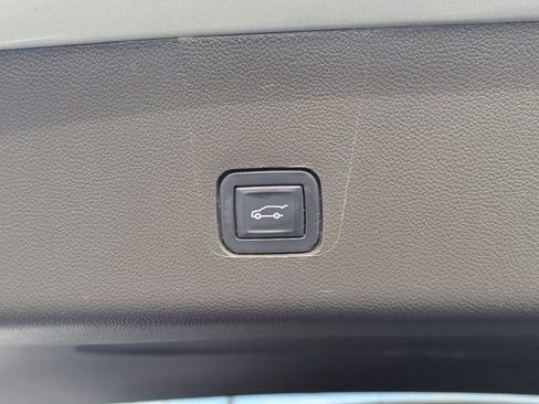 Used 2022 Chevrolet Traverse LT image 32