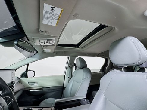 Certified 2022 Toyota Sienna XLE FWD image 14