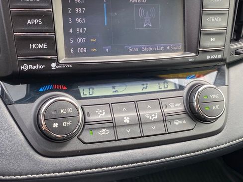 Used 2018 Toyota RAV4 XLE AWD/4WD image 19