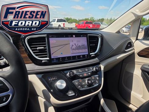 Used 2023 Chrysler Pacifica Limited FWD image 19