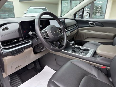 Used 2025 Kia Carnival FWD image 29