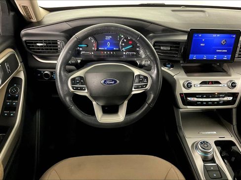 Used 2022 Ford Explorer XLT image 7