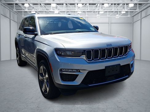 Used 2023 Jeep Grand Cherokee Limited w/ Luxury Tech Group II AWD/4WD image 3