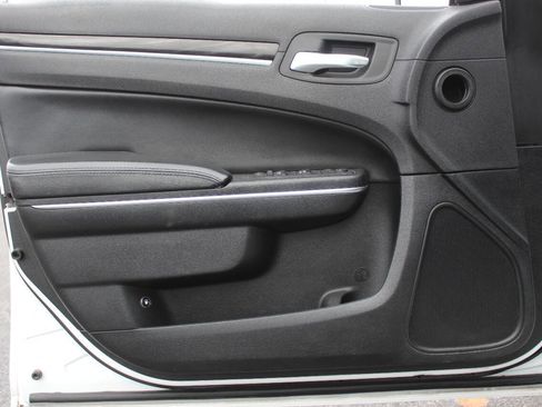 Used 2016 Chrysler 300 Limited image 17