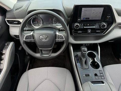 Used 2023 Toyota Highlander L FWD image 11