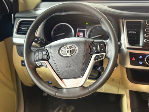 Used 2018 Toyota Highlander XLE AWD/4WD image 11