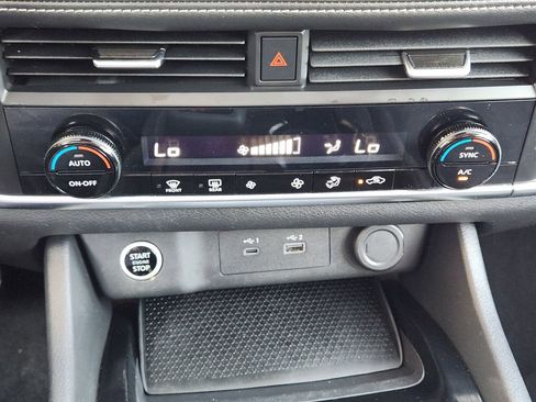 Used 2023 Nissan Rogue SV FWD image 18