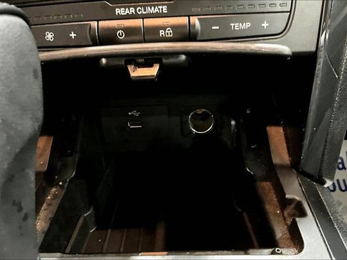 Used 2017 Ford Explorer XLT image 30