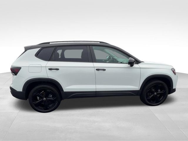 Used 2025 Volkswagen Taos SE AWD/4WD image 7