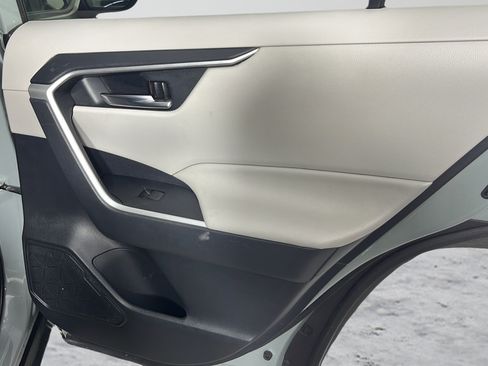 Used 2020 Toyota RAV4 XLE w/ Convenience Package FWD image 19