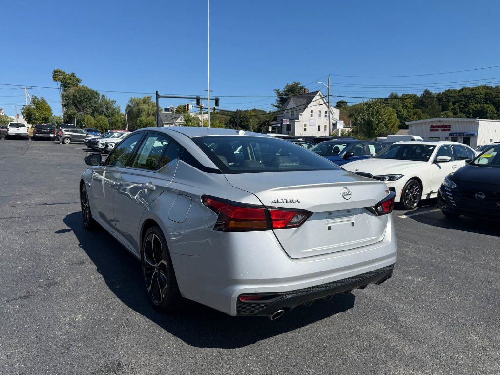 Used 2024 Nissan Altima 2.5 SR FWD image 3