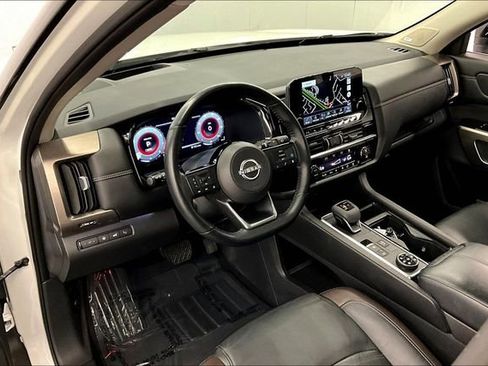 Used 2023 Nissan Pathfinder Platinum AWD/4WD image 16