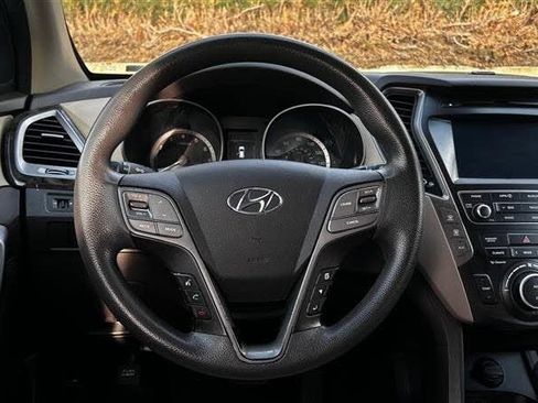 Used 2017 Hyundai Santa Fe SE AWD/4WD image 10