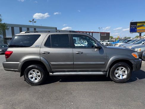 Used 2005 Toyota Sequoia SR5 AWD/4WD image 4