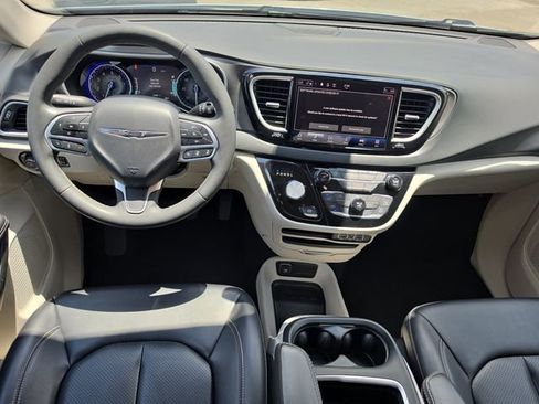 Used 2023 Chrysler Pacifica Touring-L FWD image 8