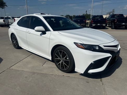 Used 2021 Toyota Camry SE w/ Carpet Mat Package (TMS) FWD image 5