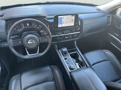 Used 2025 Nissan Pathfinder SL AWD/4WD image 19