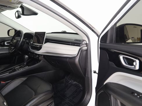 Used 2022 Jeep Compass Limited image 40