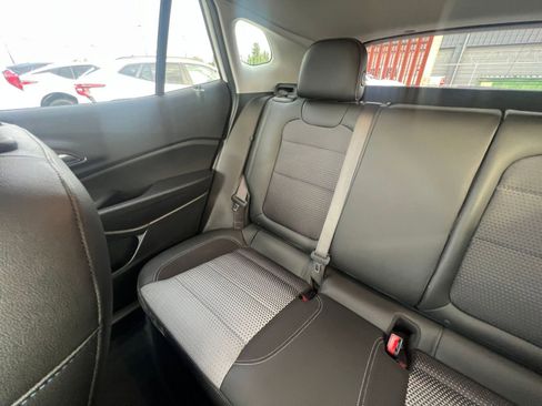 Used 2025 Chevrolet Trax LT image 39