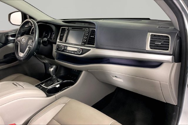 Used 2017 Toyota Highlander XLE AWD/4WD image 25