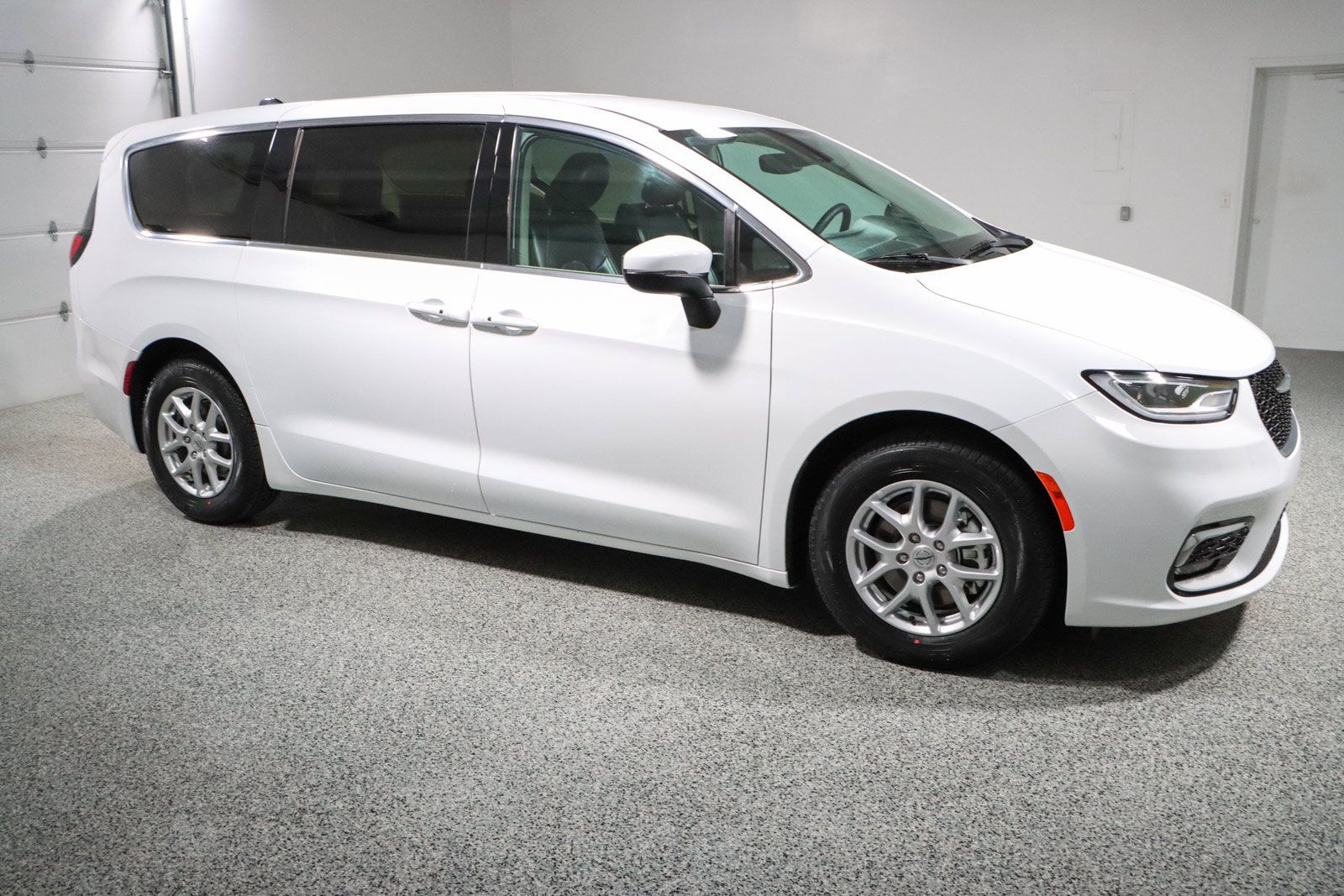 Used 2023 Chrysler Pacifica Touring-L FWD image 6