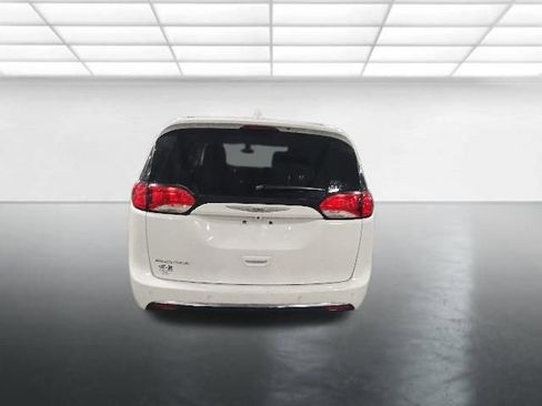 Used 2020 Chrysler Pacifica Touring-L FWD image 5