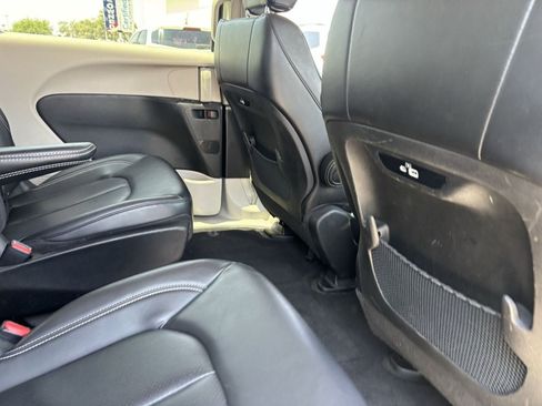 Used 2023 Chrysler Pacifica Touring-L FWD image 11