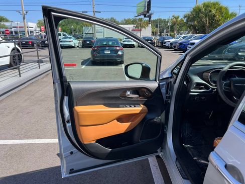 Used 2023 Chrysler Pacifica Pinnacle FWD image 29