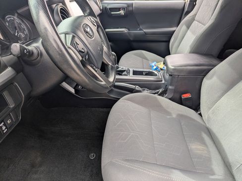 Used 2018 Toyota Tacoma TRD Sport w/ Technology Package image 10