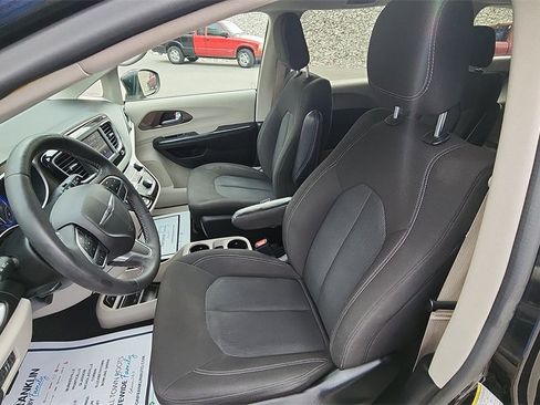 Used 2022 Chrysler Voyager LX image 15