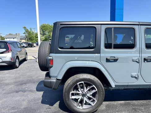 Used 2024 Jeep Wrangler Unlimited w/ Convenience Group AWD/4WD image 9