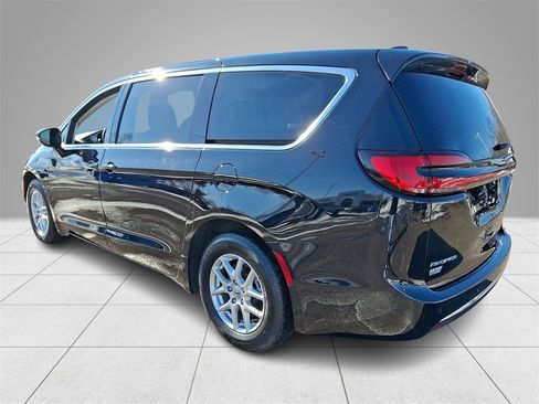 Used 2024 Chrysler Pacifica Touring-L image 6