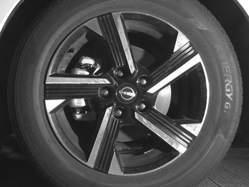 Used 2025 Nissan Sentra SV FWD image 9