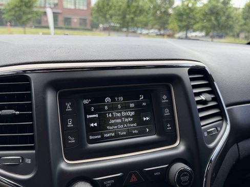 Used 2017 Jeep Grand Cherokee Laredo w/ Quick Order Package 23E AWD/4WD image 3