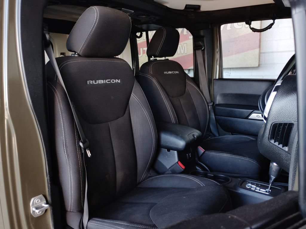 Used 2015 Jeep Wrangler Unlimited Rubicon w/ Connectivity Group AWD/4WD image 13