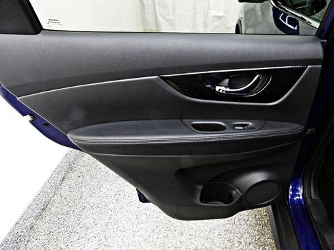 Used 2017 Nissan Rogue SL image 9