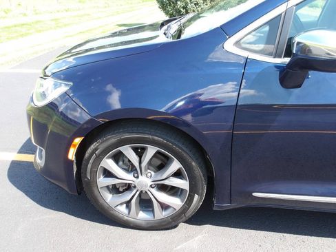 Used 2018 Chrysler Pacifica Limited FWD image 33