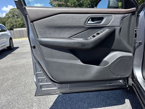 Used 2021 Nissan Rogue SV image 12