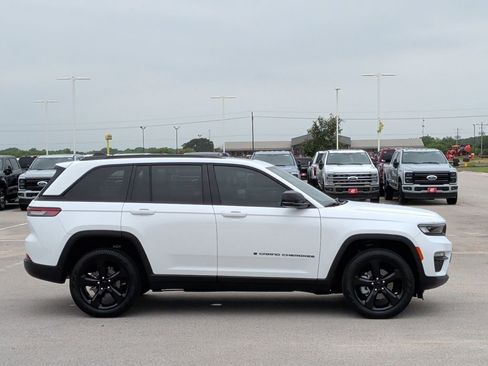 Used 2025 Jeep Grand Cherokee Limited w/ Black Appearance Package RWD image 9