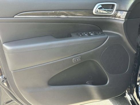 Used 2018 Jeep Grand Cherokee Overland RWD image 17