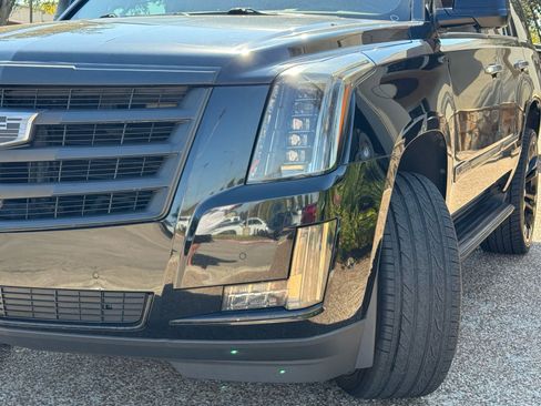 Used 2018 Cadillac Escalade Luxury image 3