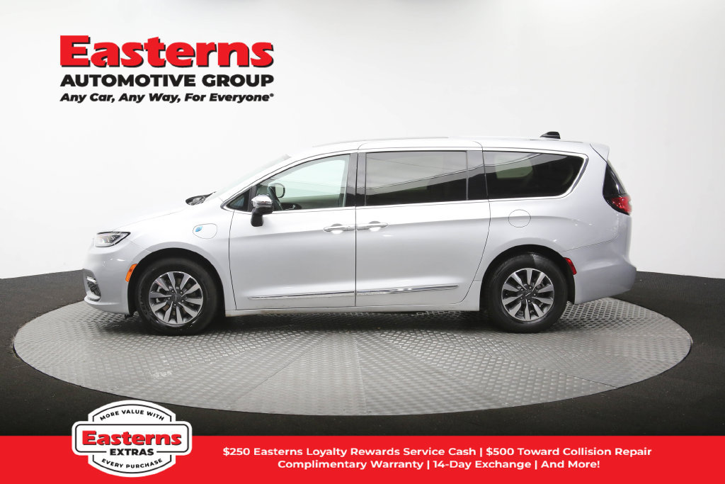 Used 2023 Chrysler Pacifica Limited FWD image 62