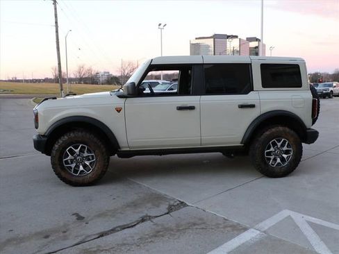 Used 2025 Ford Bronco Badlands image 3